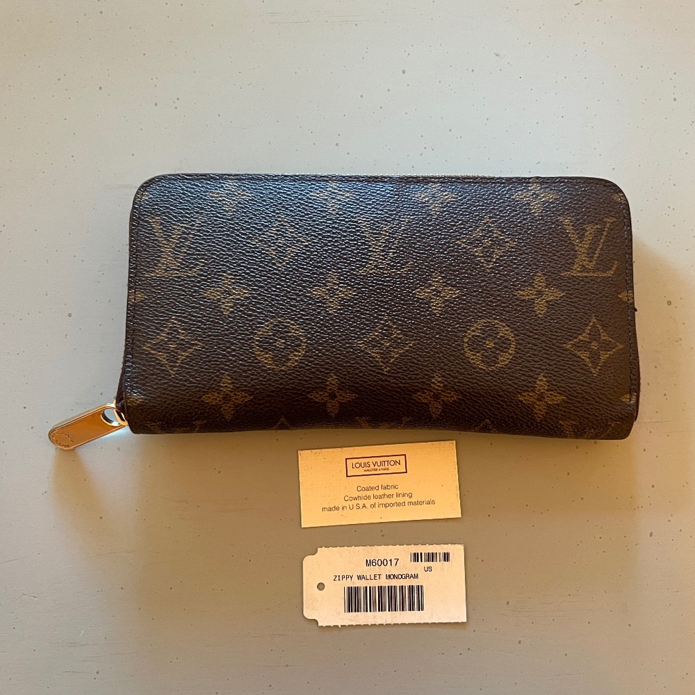 Louis Vuitton | Zippy Wallet w/ Brown Interior | Good to Great Condition